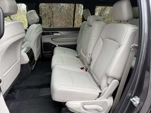 Used 2025 Jeep Wagoneer 4WD w/ Premium Group I image 15