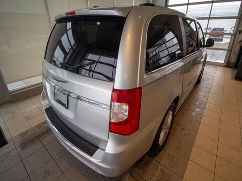 Used 2012 Chrysler Town & Country Limited image 7