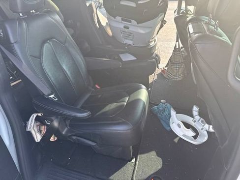 Used 2019 Chrysler Pacifica Touring-L Plus w/ Advanced Safetytec Group FWD image 28
