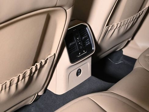 Certified 2024 Porsche Macan AWD/4WD image 20