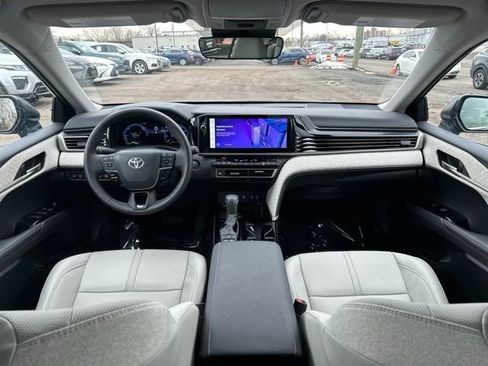 Used 2025 Toyota Camry XLE image 17