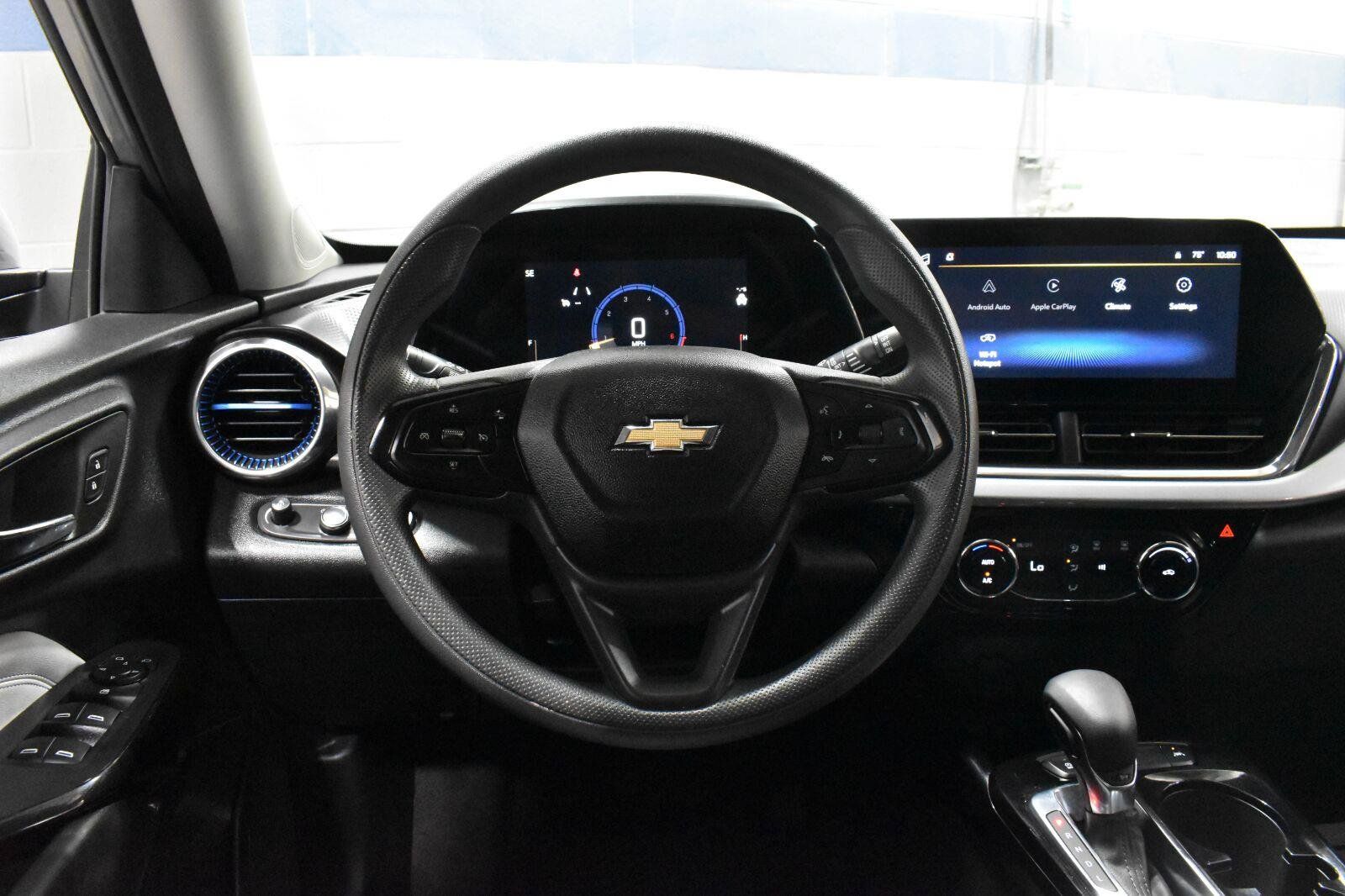 Used 2025 Chevrolet Trax LT FWD image 6