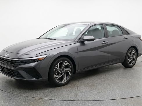 Used 2025 Hyundai Elantra SEL FWD image 3