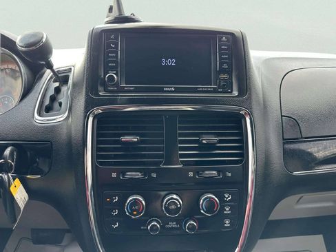 Used 2019 Dodge Grand Caravan SXT FWD image 28