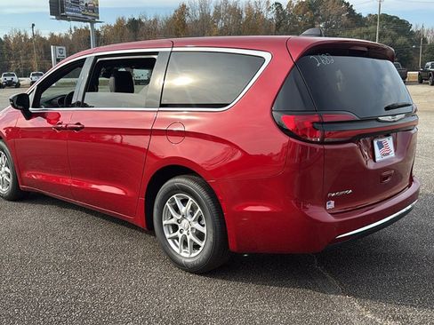 New 2026 Chrysler Pacifica Select image 6