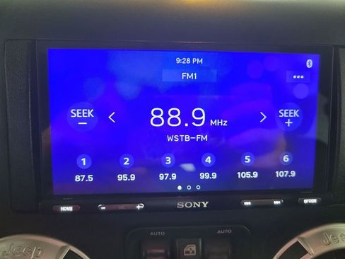 Used 2016 Jeep Wrangler Unlimited Rubicon AWD/4WD image 36
