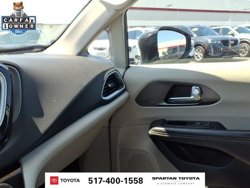 Used 2024 Chrysler Pacifica Touring-L FWD image 22