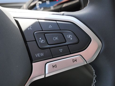 Certified 2025 Volkswagen Tiguan SE AWD/4WD image 32
