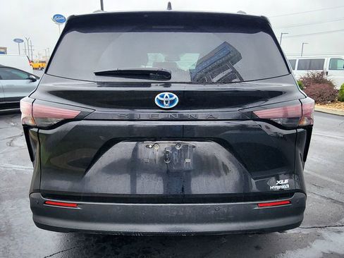 Used 2024 Toyota Sienna XLE image 5
