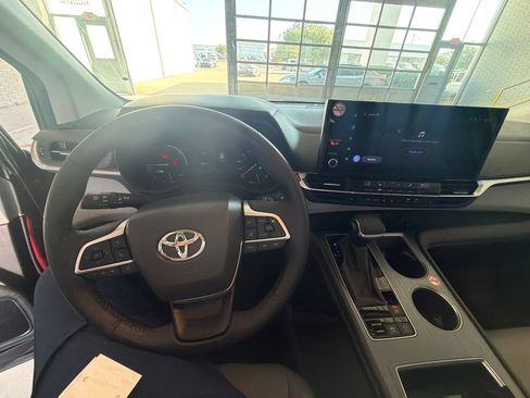 Used 2026 Toyota Sienna XLE FWD image 3
