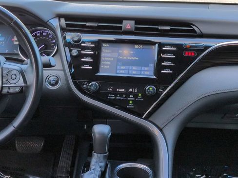 Used 2018 Toyota Camry XLE FWD image 17