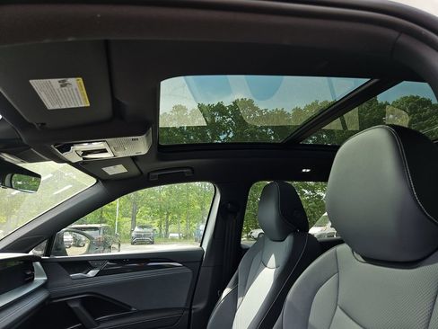 New 2026 Volkswagen Tiguan SE R-Line AWD/4WD image 8