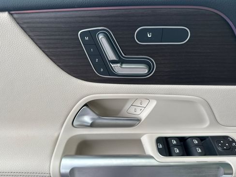 Used 2025 Mercedes-Benz GLB 250 4MATIC image 11