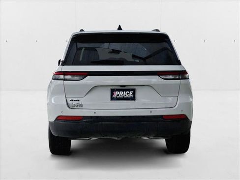 Used 2025 Jeep Grand Cherokee Laredo image 6