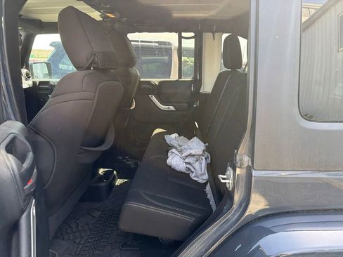 Used 2018 Jeep Wrangler Unlimited Sahara w/ Connectivity Group AWD/4WD image 18
