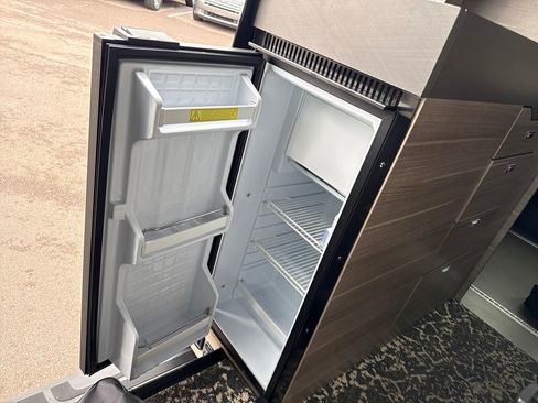 Used 2021 Mercedes-Benz Sprinter 2500 image 38