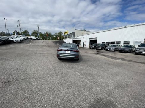 Used 2025 Volkswagen Jetta SE image 16