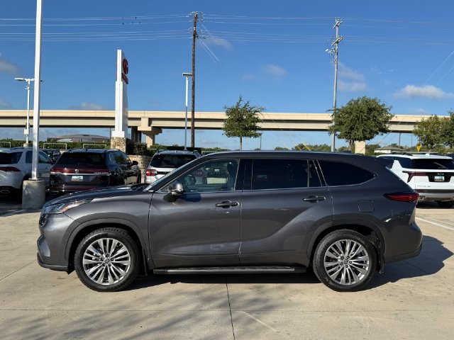 Used 2023 Toyota Highlander Platinum FWD image 9