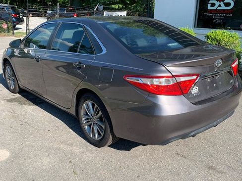 Used 2015 Toyota Camry SE w/ Moonroof Package FWD image 6