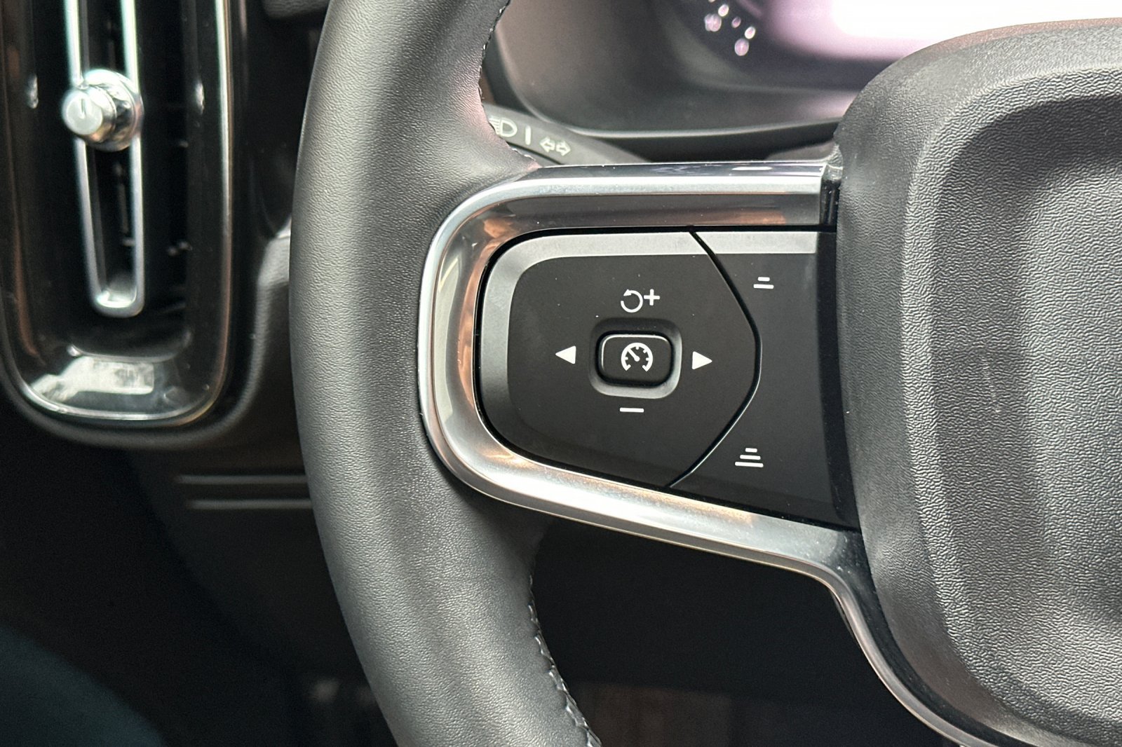 Certified 2023 Volvo XC40 Recharge Ultimate w/ Protection Package Premier AWD/4WD image 29