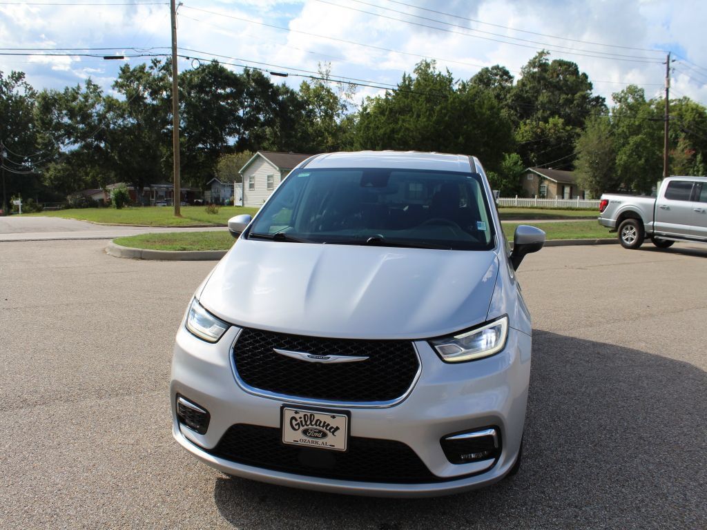Used 2023 Chrysler Pacifica Touring-L FWD image 4