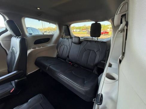 Used 2018 Chrysler Pacifica Touring-L FWD image 13