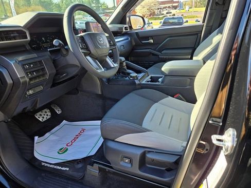 Used 2025 Toyota Tacoma TRD Sport image 9