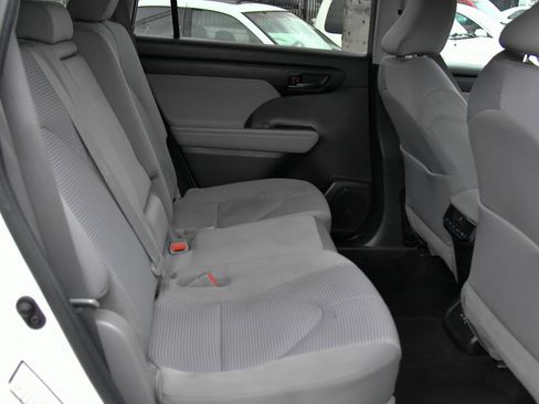 Used 2022 Toyota Highlander LE AWD/4WD image 42