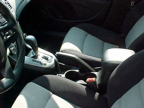 Used 2013 Chevrolet Cruze LS image 17