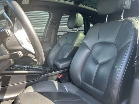 Certified 2019 Porsche Macan image 5