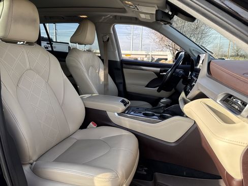 Used 2021 Toyota Highlander Platinum image 19