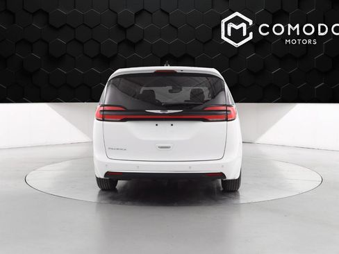 Used 2023 Chrysler Pacifica Touring-L image 4