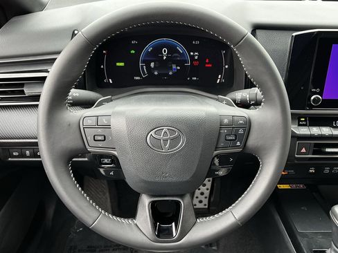 Used 2025 Toyota Camry SE image 11