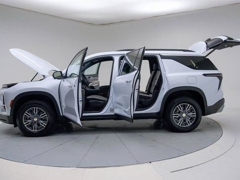 New 2026 Chevrolet Traverse LT w/ Enhanced Driving Package FWD image 18