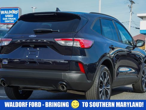 Used 2021 Ford Escape SE w/ SE Sport Appearance Package image 4