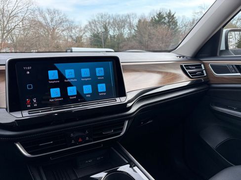 Used 2025 Volkswagen Atlas SE image 38