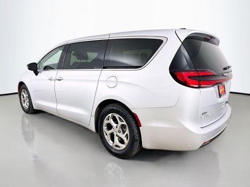 Used 2024 Chrysler Pacifica Limited image 6
