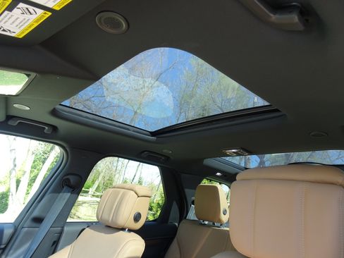 New 2025 Land Rover Discovery Dynamic SE image 18