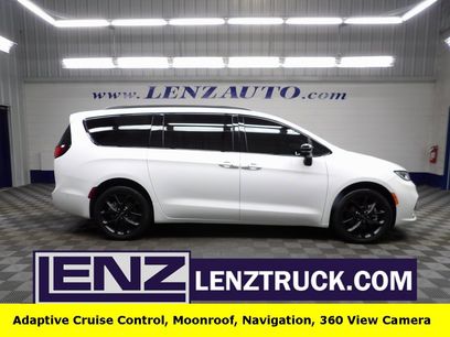 Used 2023 Chrysler Pacifica Limited w/ Uconnect Theater Family Group