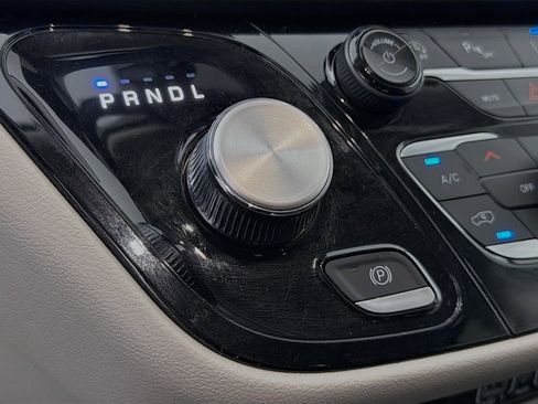 Used 2024 Chrysler Pacifica Touring-L image 19