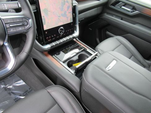 Used 2025 GMC Yukon XL Denali AWD/4WD image 17