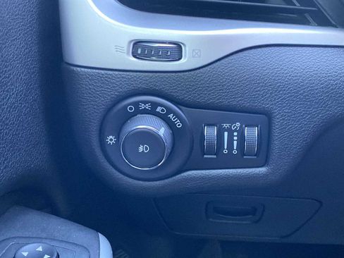 Used 2018 Jeep Cherokee Trailhawk AWD/4WD image 22
