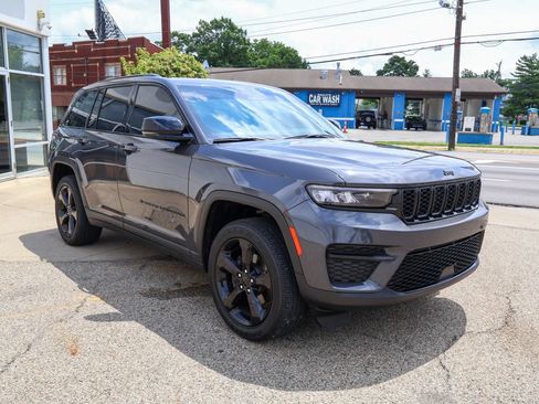 Used 2024 Jeep Grand Cherokee Altitude AWD/4WD image 7