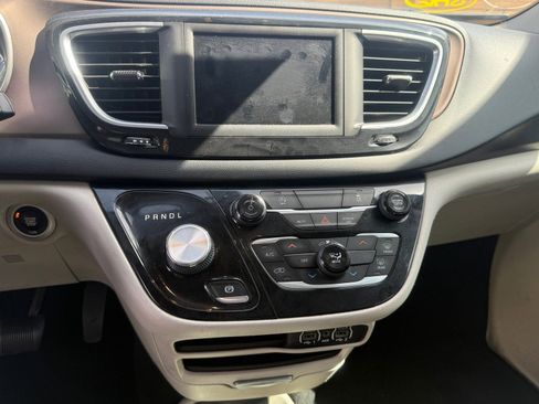 Used 2021 Chrysler Voyager LX image 8