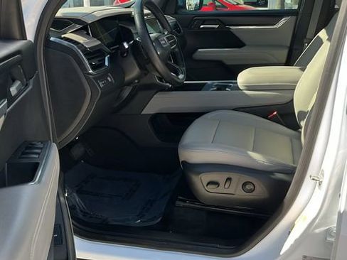 Used 2025 GMC Acadia Elevation w/ Elevation Premium Package FWD image 17