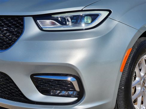 Used 2024 Chrysler Pacifica Touring-L image 8