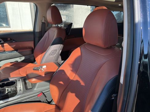 Used 2024 Kia Carnival SX Prestige image 3