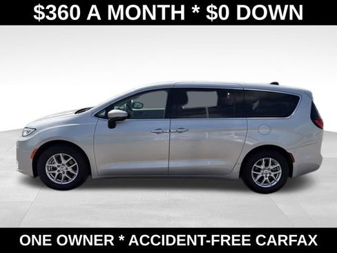 Used 2023 Chrysler Pacifica Touring-L FWD image 2