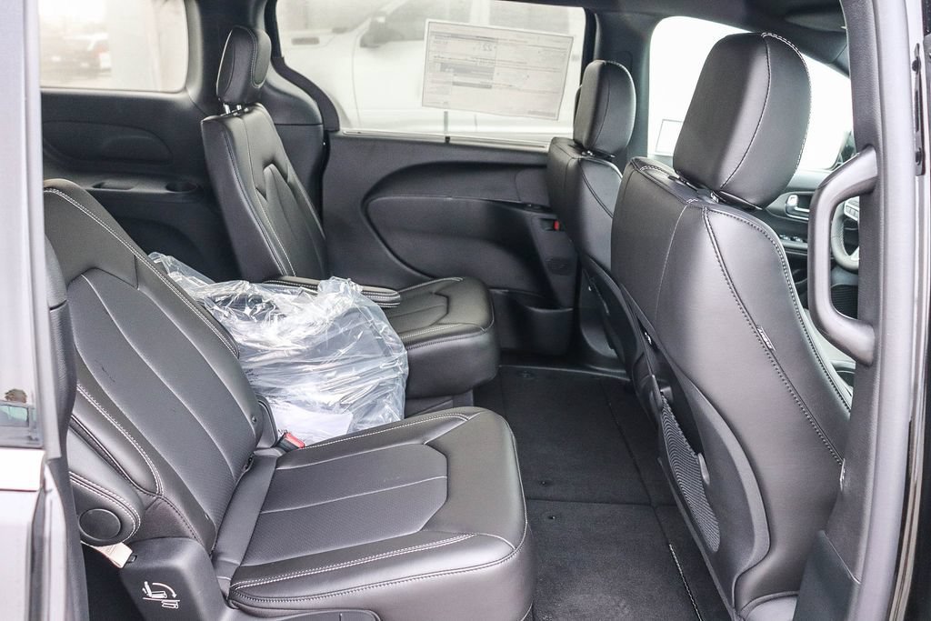 New 2027 Chrysler Pacifica Select FWD image 18