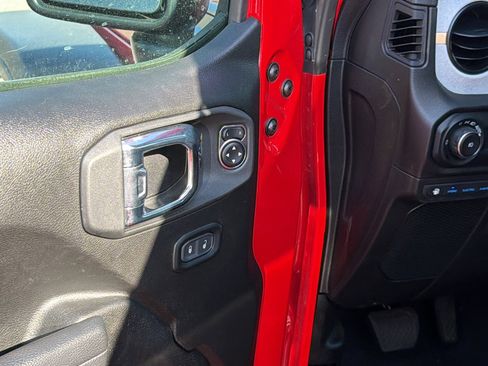 Used 2025 Jeep Wrangler Willys AWD/4WD image 15